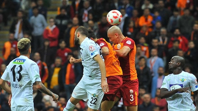 Galatasaray taraftarlarndan sar krmzl futbolculara byk fke