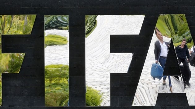 FIFA, Benfica ve Sporting Lisbon'a para cezas verdi