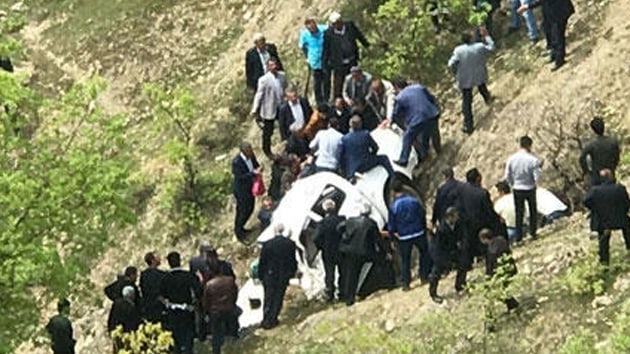 Bitlis'te kamyonetin arampole yuvarlanmas sonucu 2 kii hayatn kaybetti
