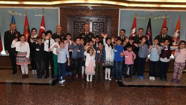 23 Nisan Ulusal Egemenlik ve ocuk Bayram dolaysyla Orgeneral Akar ocuklarla bir araya geldi