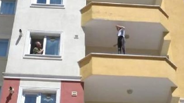 Tekirda'da intihar iin balkona kan kz, polis kurtard
