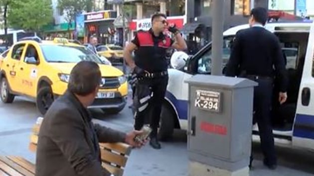 Yolun karşısına geçme kavgasında taksici yayayı kolundan bıçakladı