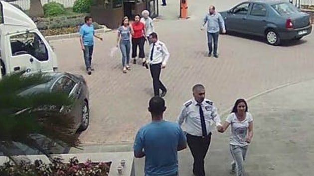 Adana'da bir i yerinde hrszlk yapan kadn, i yerinin 3 kadn alan tarafndan kovalanarak darp edildi
