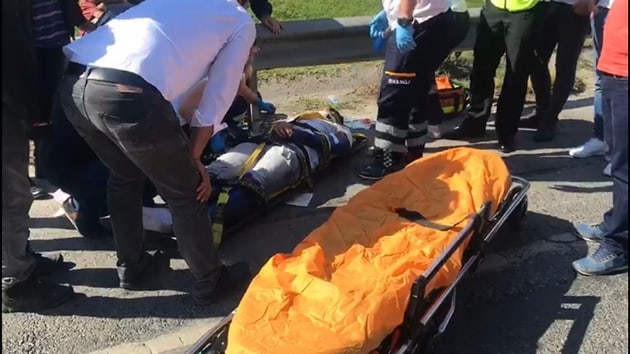 stanbul Cevizliba'da kendisini sktran araca tekme atmaya alan motosiklet srcs kaza yapt