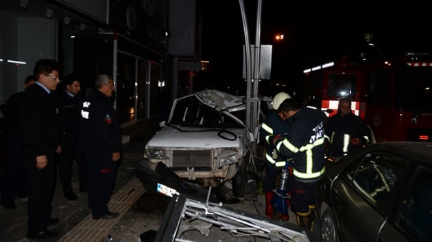 Tokat'ta otomobilin aydnlatma direine arpmas sonucu 4 kii yaraland