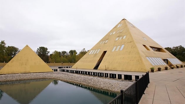 Gold Pyramid House, imdiye kadar ina edilmi en byk 24 karat altn kaplamal yap olma zellii tayor