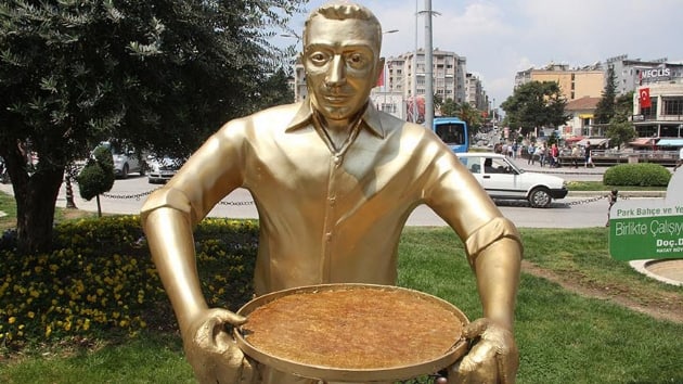 Getiimiz gnlerde bakr tepsisi alnan knefe eviren adam heykeline demir tepsi monte edildi