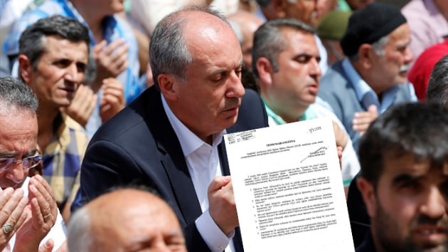 Seim almalarna camiye giderek balayan nce, namaz reten retmeni srgn ettirmi