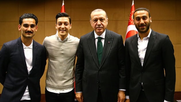 Cumhurbakan Erdoan ngiltere'de Trk futbolcular Cenk Tosun, Mesut zil ve lkay Gndoan' kabul etti