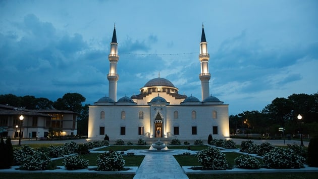ABD'de yaayan Mslmanlar ramazan aynn ilk teravih namaz iin camilere akn etti