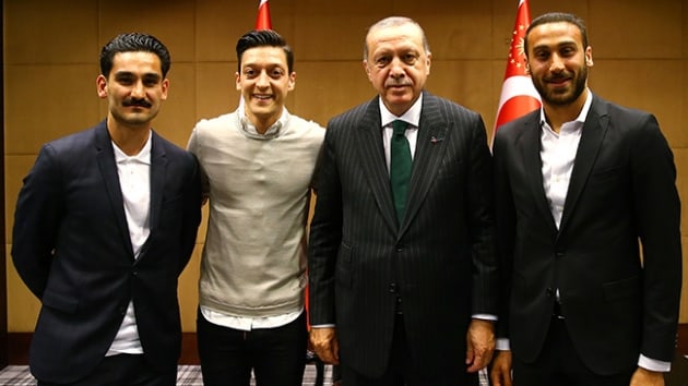 Futbolcularn Cumhurbakan Erdoan' ziyaret etmeleri Merkel'i rahatsz etti
