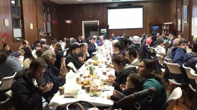 Ramazann ilk gn ABD'deki camilerde verilen iftarlar Mslmanlar bir araya getirdi