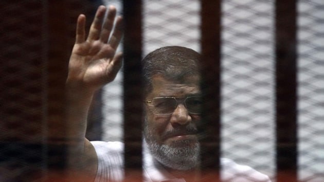 Msr'da darbeyle grevinden alnan Cumhurbakan Mursi, hapishanede 6'nc ramazann geiriyor