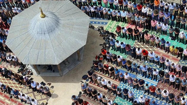 Eyp Sultan Camisi'nde ramazann ilk cuma namaznda Filistinliler iin dua