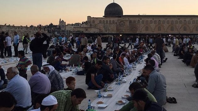 Sadakata Dernei'nden Mescid-i Aksa'da iftar program