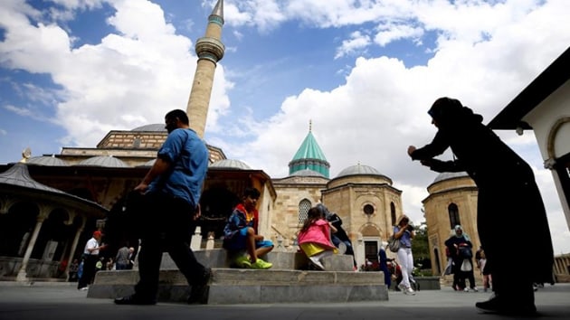 Mevlana Celaleddin-i Rumi'nin trbesinin bulunduu Mevlana Mzesi'nde ramazan ay younluu yaanyor