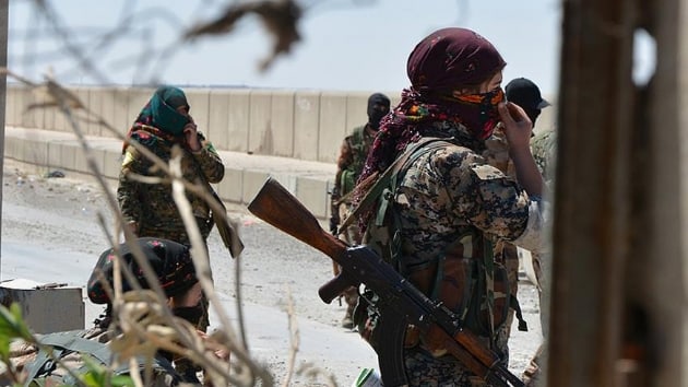 Mnbi'te esnaf PKK/YPG'ye kar kepenk indirdi