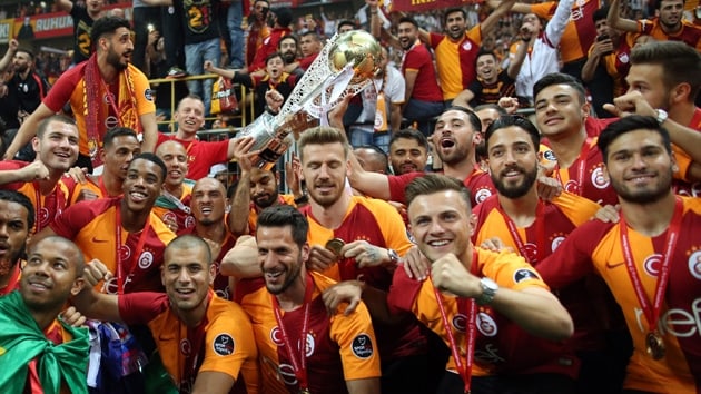 Galatasarayl taraftarlar, ampiyonluk kutlamasnda Tark amdal' yuhalad
