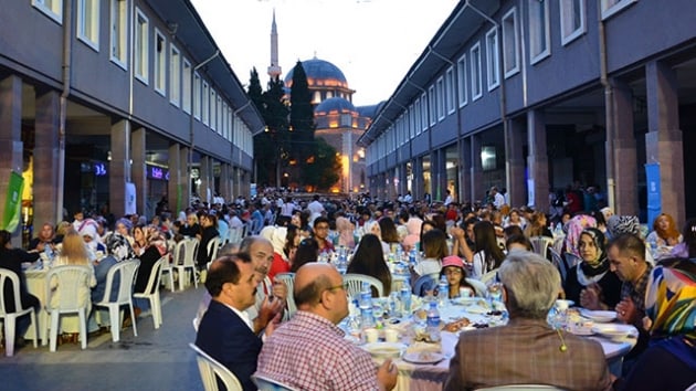 Balkesir Bykehir Belediyesinden 10 bin kiilik iftar  