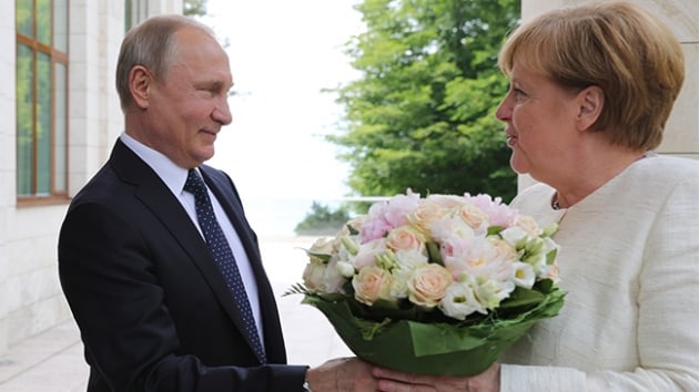 Putin'in Merkel'e verdii gl buketi Alman basnn kzdrd