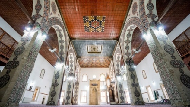 Tokat Ulu Cami, dou- bat ynnde iki son cemaat yeri olan Anadolu'daki tek camiolma zelliiyle dikkat ekiyor
