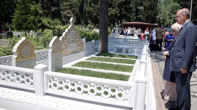 Cumhurbakan Erdoan anne ve babasnn mezarn ziyaret etti