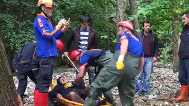 Bursa'da sel nedeni ile ormanda mahsur kalan yal adam kurtarld