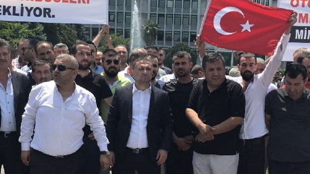 BB nnde eylem yapan Minibsler: Uber'den kaynakl lks taksi tamaclna talibiz