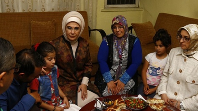 Emine Erdoan orucunu evik ailesinin sofrasnda at