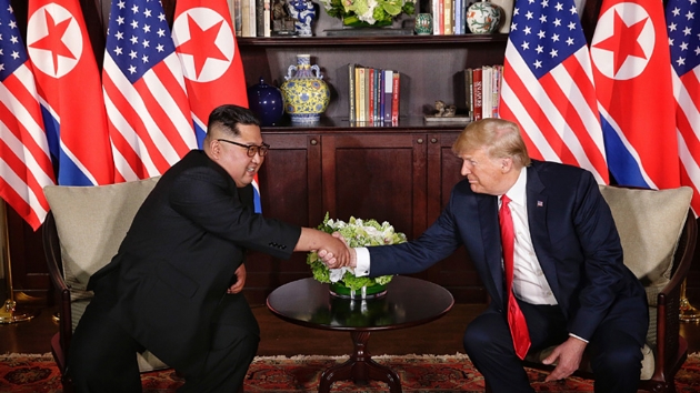 Singapur'da tarihi zirve: ABD Bakan Trump ile Kuzey Kore liderli Kim Jong-un 'bilinmeyen evrak' imzalad