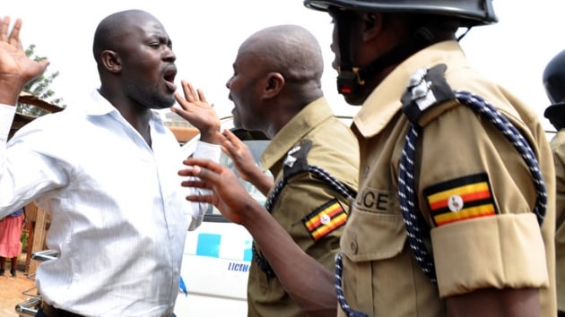 Uganda, Kenya ile arasnda bulunan glde devriye gezen 3 Kenyal polis ve 4 balky gzaltna ald