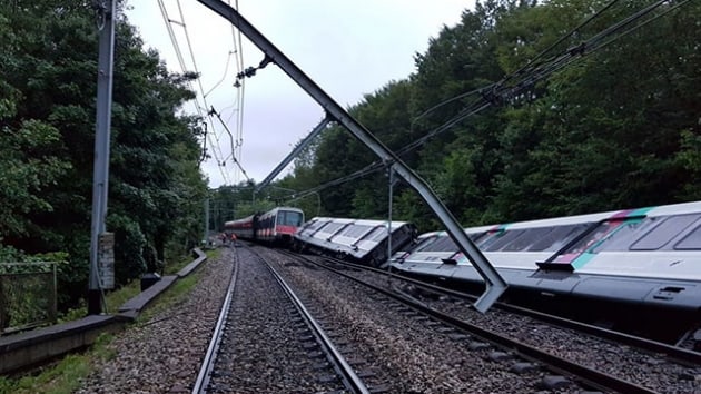 Fransada meydana gelen heyelan treni raydan kard: 7 yaral  