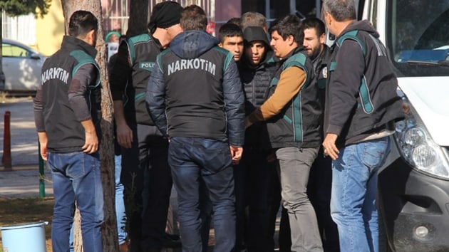Adana'da uyuturucu satclarna ynelik operasyonda gzaltna alnan 25 pheliden 17si tutukland, 8'i serbest brakld
