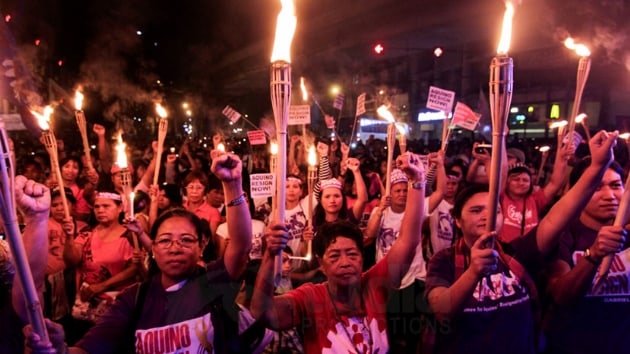 Filipinler'de kadnlar, yurt dnda alan Filipinli ii kz dudandan pen Devlet Bakan Rodrigo Duterte'yi protesto etti
