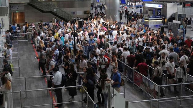 Atatrk Havaliman'nda Ramazan Bayram ncesinde seyahat etmek isteyen yolcular nedeniyle baz kontuarlarda sra olutu