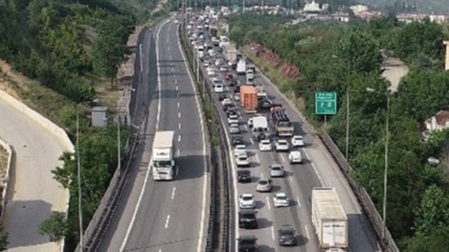 Bayram trafii TEM Otoyolu'nda havadan grntlendi