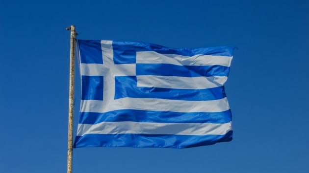 Yunan meclisi, kurtarma paketi programndan kma yolunda son admlardan olan yeni kemer skma nlemleri ve reformlar ieren torba kanun tasarsn onaylad
