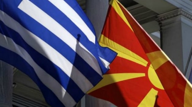 Yunanistan ve Makedonya arasnda 'isim sorununun' zmne ynelik tarihi anlama imzaland