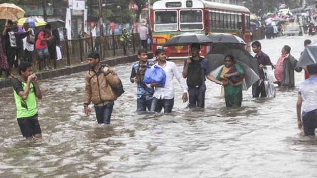 Hindistan'da sel felaketi: 17 l