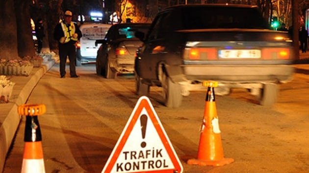 Sivas'ta trafik kontrol yapan polise otomobil arpt