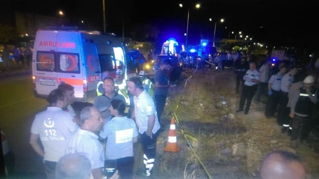 Aydn'da yolcu otobsnn devrilmesi sonucu 28 kii yaraland