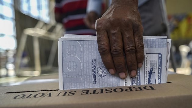 Kolombiyallar 'Yolsuzluk Kart Referandum' iin 26 Austos'ta sandk bana giderek 7 soru yantlayacak
