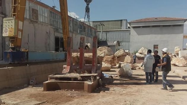 Konya'da bir ii vinle havaya kaldrlan 2 tonluk mermer blokun zerine dmesi sonucu yaamn yitirdi