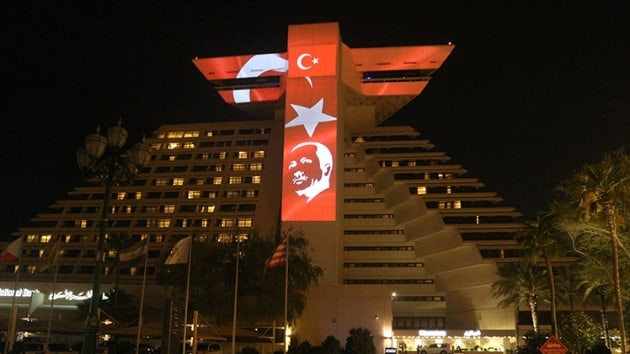 Katar'daki Sheraton Oteli, Cumhurbakan Erdoan'n seimleri kazanmasndan dolay Trk bayrayla aydnlatld