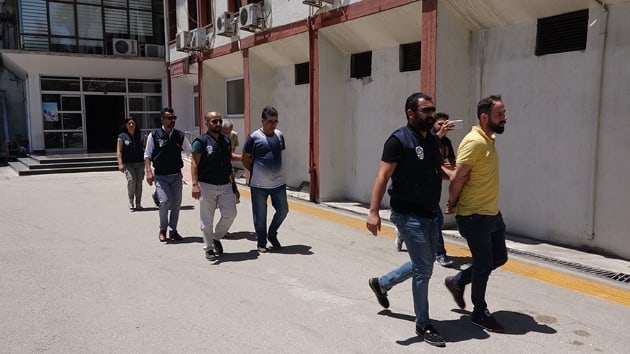 Mersin'de bir marketin elik para kasasn aldklar iddiasyla yakalanan 6 zanldan 4' tutukland