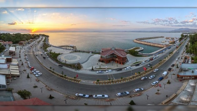 Van Gl kysndaki Edremit sahilleri, deien ehresiyle bat sahillerini aratmyor