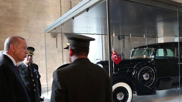 Cumhurbakan Erdoan, Atatrk'n restore edilen otomobilini inceledi  