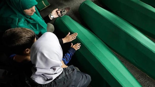 Srebrenitsa kurbanlarnn cenazeleri Potoari'ye ulat