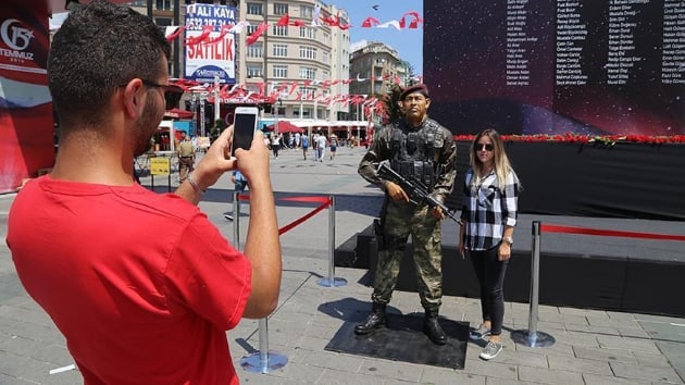 FET'nn hain darbe giriiminde ehit olan Astsubay mer Halisdemir'in heykeli Taksim Meydan'na yerletirildi