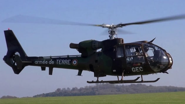 Fransa ordusuna ait bir askeri helikopter dt